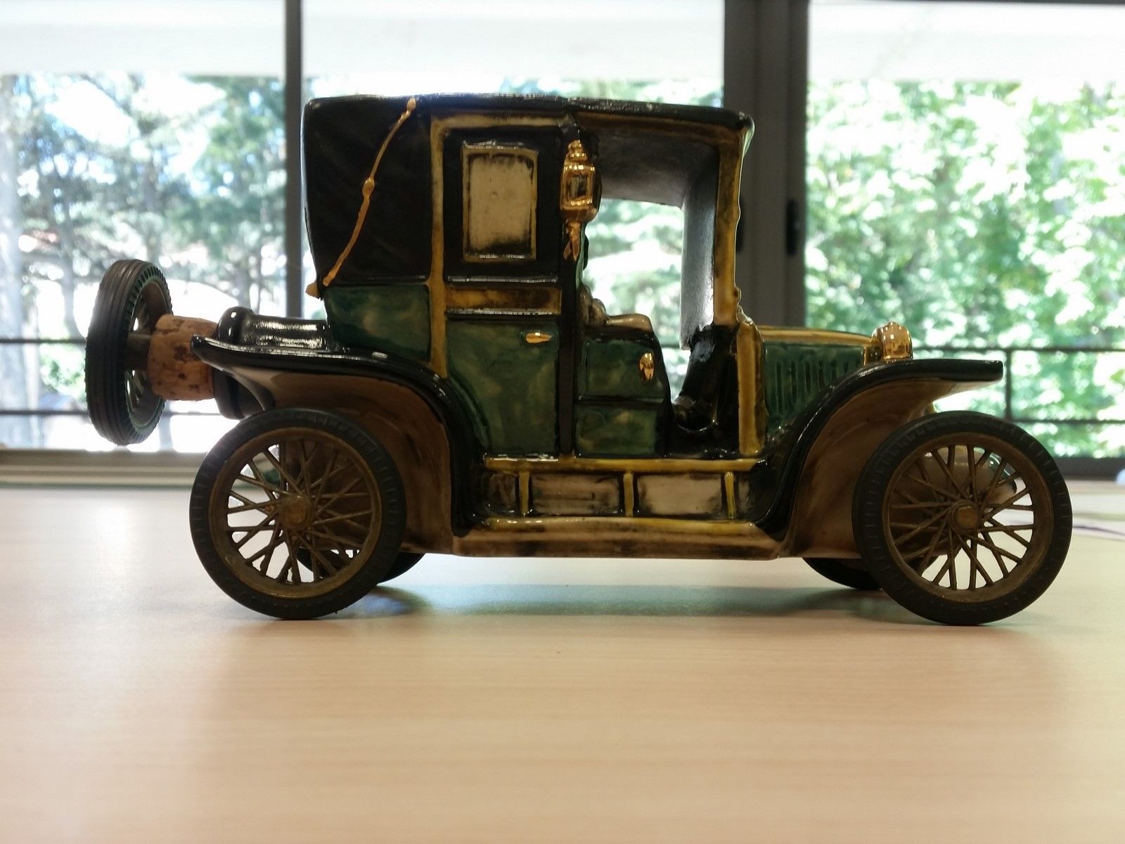 Bouteille publicitaire en forme de voiture_0