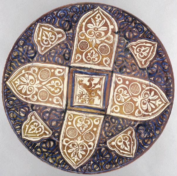 Plat à décor d'arabesques avec motif cruciforme et lion au centre_0
