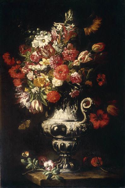 Fleurs dans un grand vase d'orfèvrerie_0