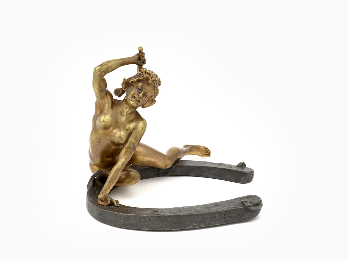 Porte-bonheur ; Femme forgeant son bonheur_0