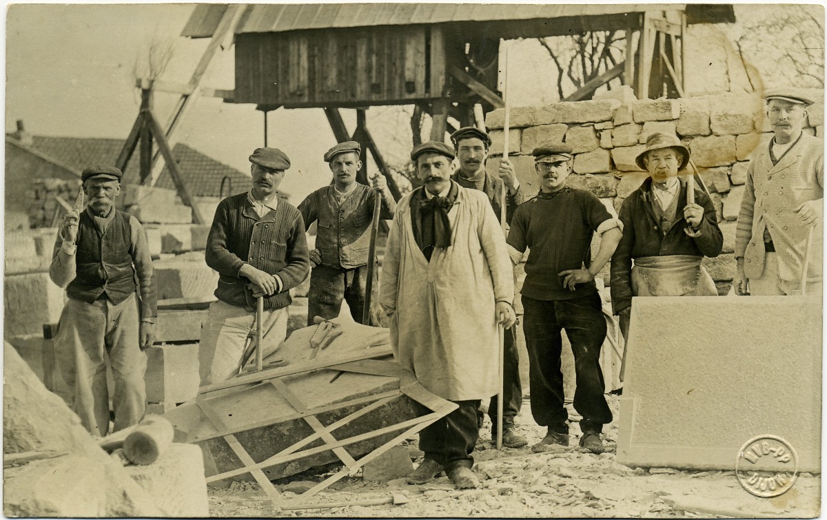 C'est ton oncle Adrien le 2eme en partant de la droite quand il était à Comblanchien._0