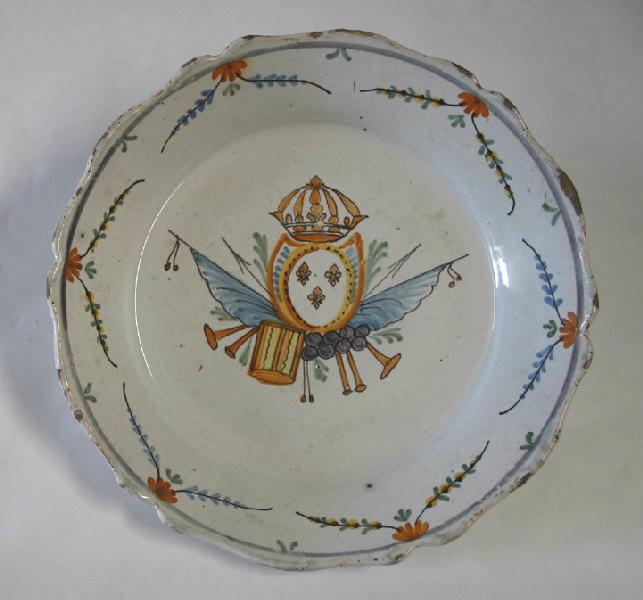 Assiette à l'écu aux trois fleurs de lys couronné_0