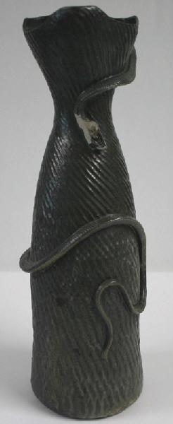 Grand vase décoré d'un serpent formant l'anse_0