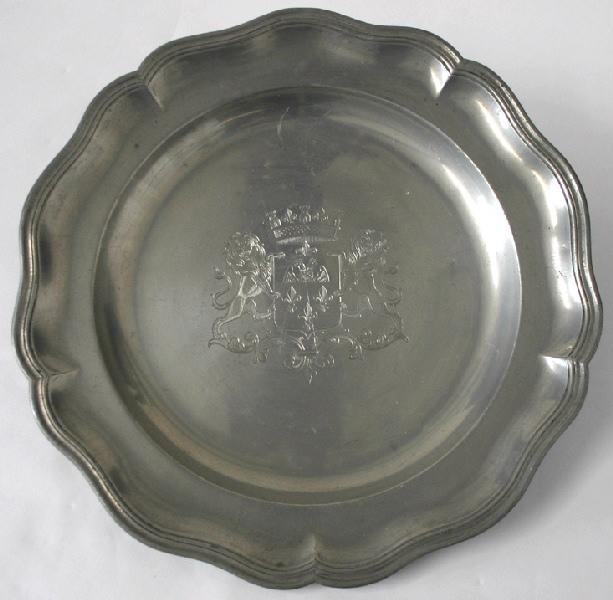 Grand plat circulaire armorié de trois lys et d'un aigle à deux têtes_0