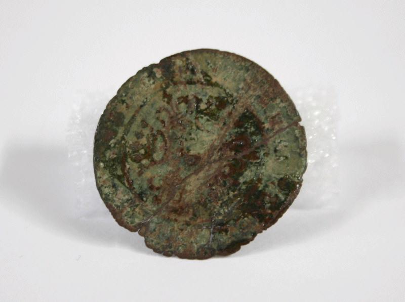 Jeton de Nuremberg (jeton de compte dit au type du gold gulden (sources : cgb.fr, delcampe.net) sur la face, 3 couronnes alternées de 3 lys autour d'une fleur sur le revers, globe crucigère dans un double trilobe à redents . )_0