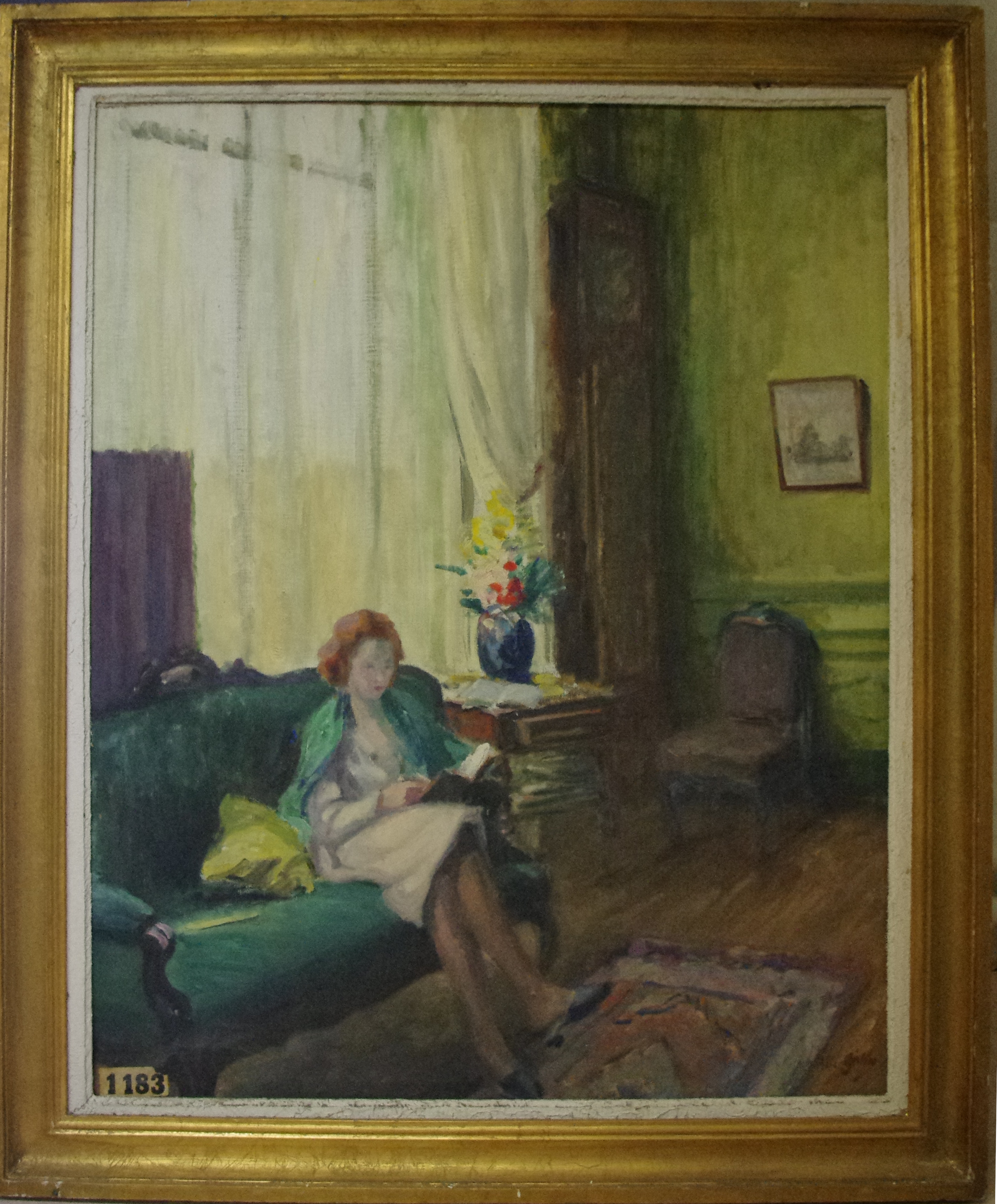Femme lisant sur un canapé, Alice Grillot, 20e siècle
