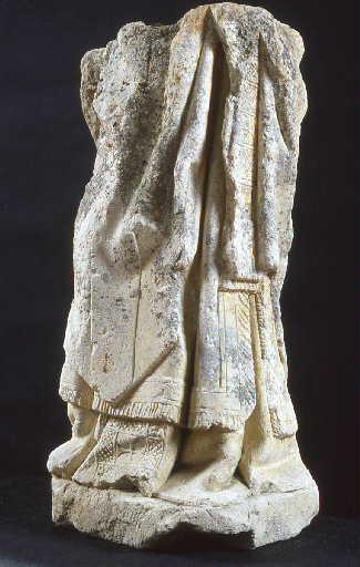 Partie inférieure d'une statue d'évêque, 1470
