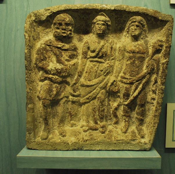 Triade : dieu tricéphale, déesse mère (?) et dieu au maillet_0
