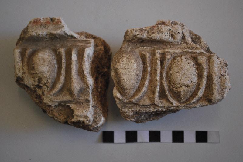 Fragments de stuc à motifs d'oves_0
