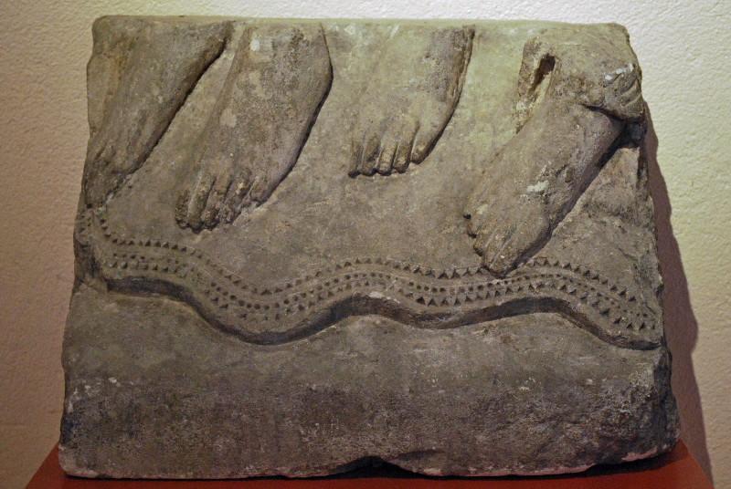 Pieds de trois personnages, Gislebertus, 1140