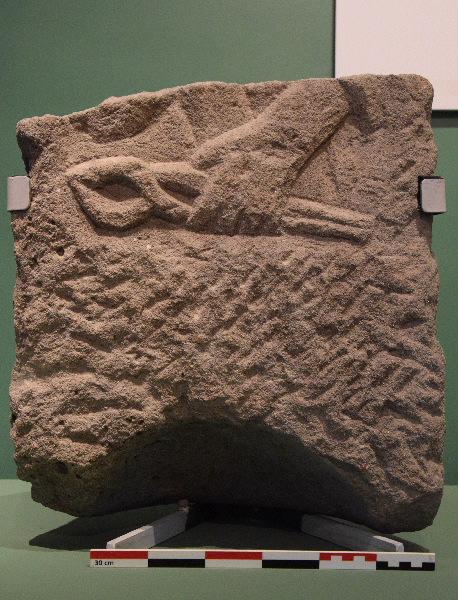 Stèle à la pince de forgeron_0