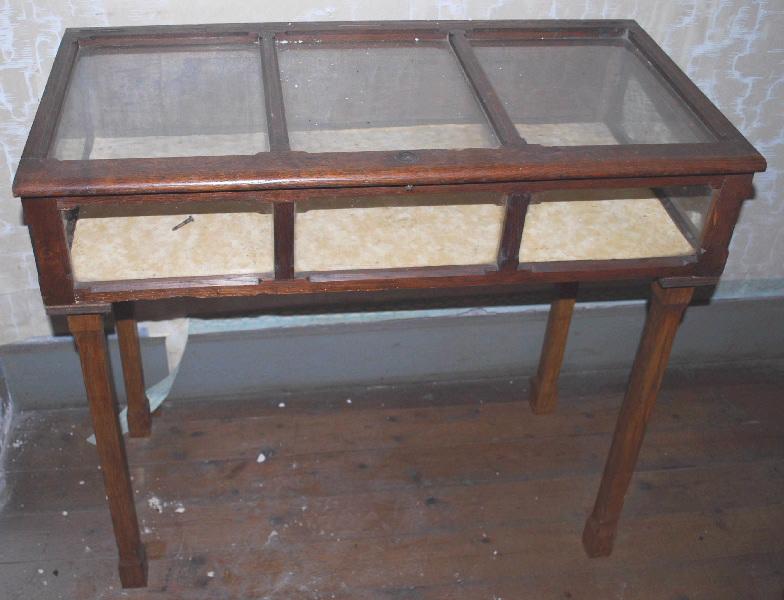 Meuble-vitrine en bois et verre dite 'cercueil'_0