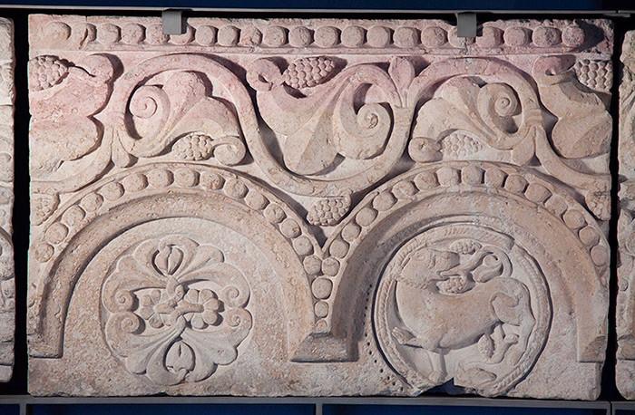 Fragment de frise (05) : Rinceau de vigne avec deux médaillons ornés de fleurs et un animal_0