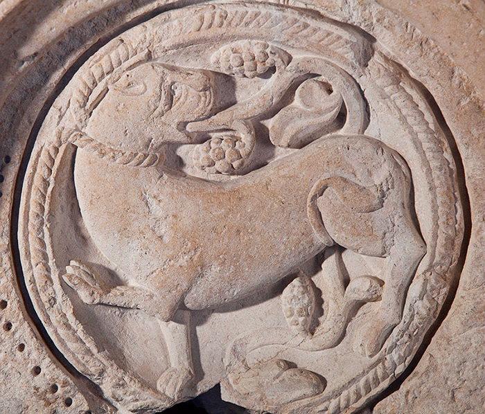 Fragment de frise (05) : Rinceau de vigne avec deux médaillons ornés de fleurs et un animal_1