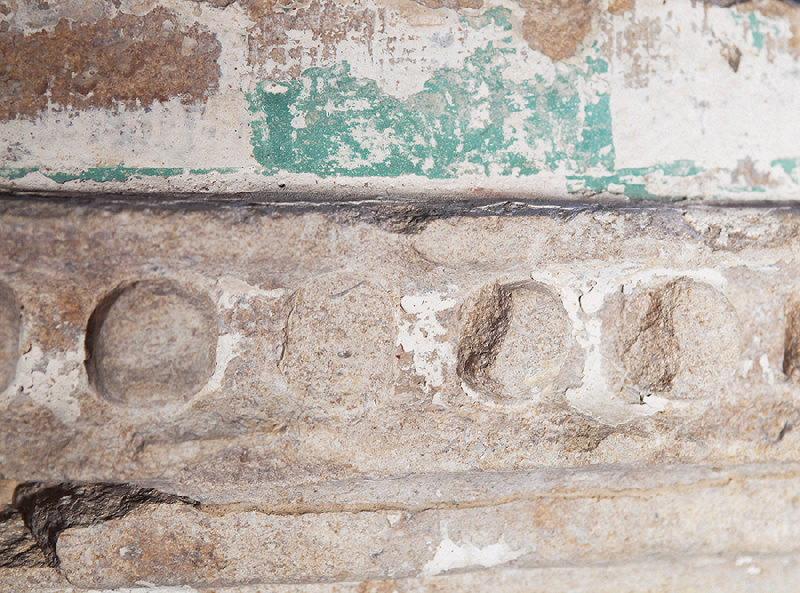 Fragment de manteau de cheminée ou élément de corniche de la chapelle Saint-Michel._1