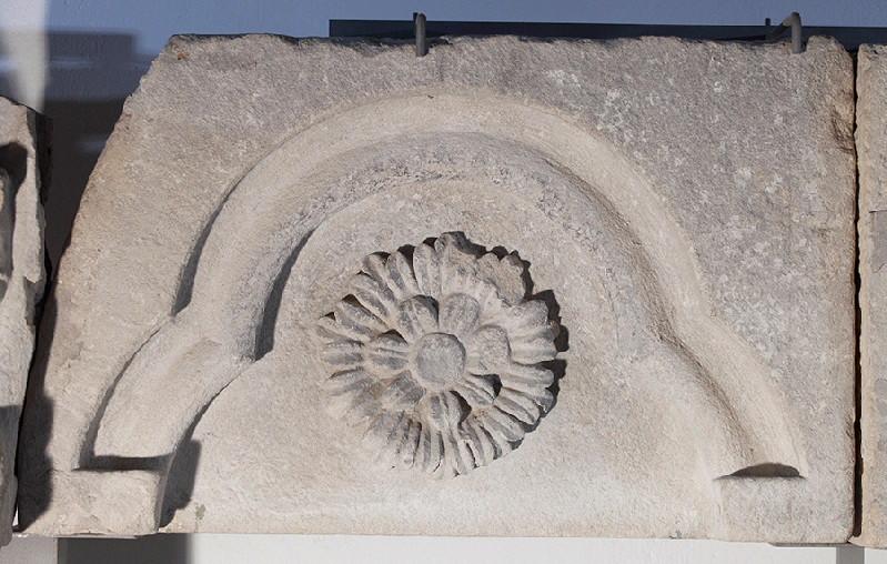 Linteau orné d'un arc trilobé décoré dune fleur_1