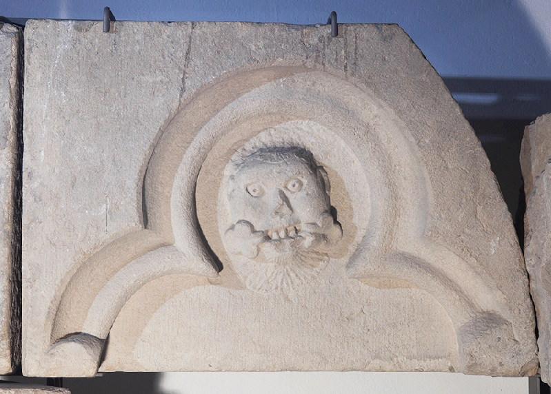 Linteau orné d'un arc trilobé décoré dun masque_0