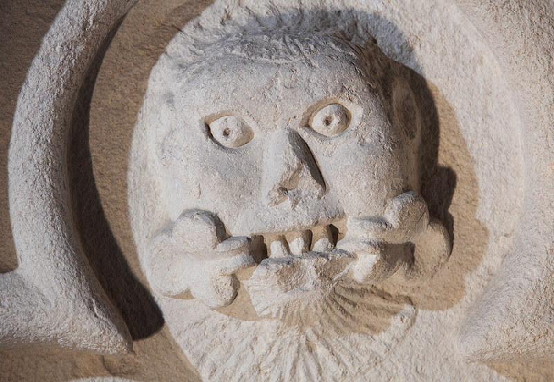 Linteau orné d'un arc trilobé décoré dun masque_1