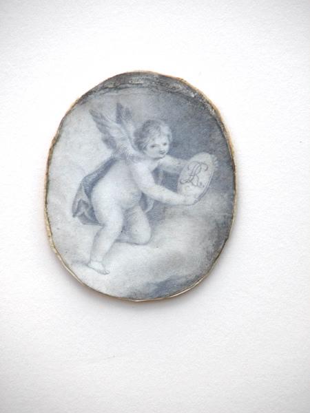 Angelot portant un blason orné des lettres R et L entrelacées_0