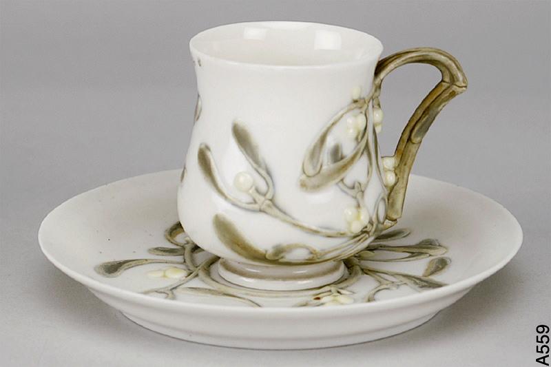 Tasse et soucoupe à café au gui ; Tasse à café au gui_0