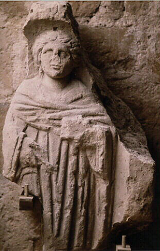 Stèle fragmentaire d'une femme_0