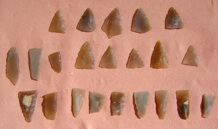 Ensemble de 22 armatures de flèche en silex blond_0