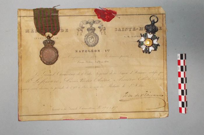Médaille de Sainte Hélène (3) ; médaille de légion d'honneur_0
