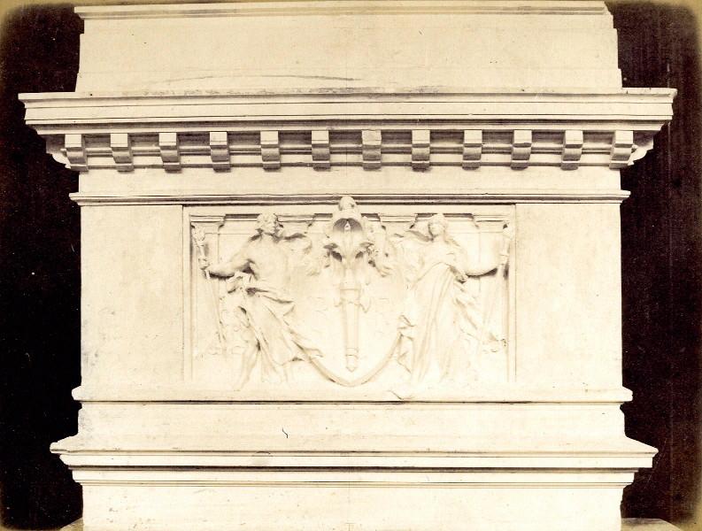 Bas-relief avec un homme et une femme entourant les instruments de la République, Emile Edmond Peynot, 20e siècle