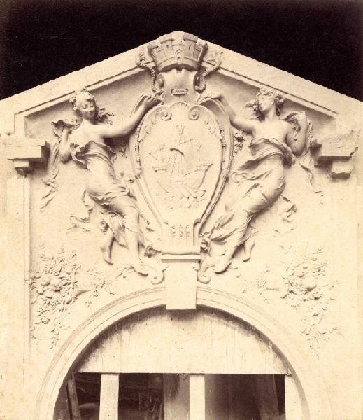 Génies soutenant les armes de la ville de Paris, Emile Edmond Peynot, 20e siècle