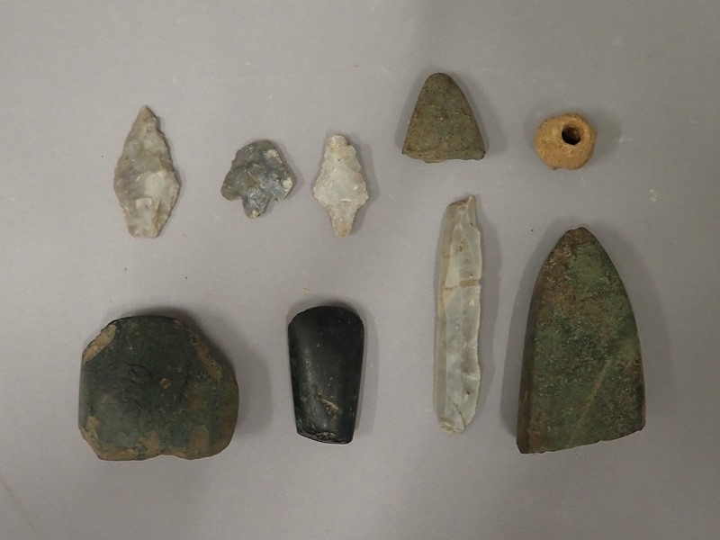 Pointe de flèche (silex), perle, lamelle, hache polie (9)_0