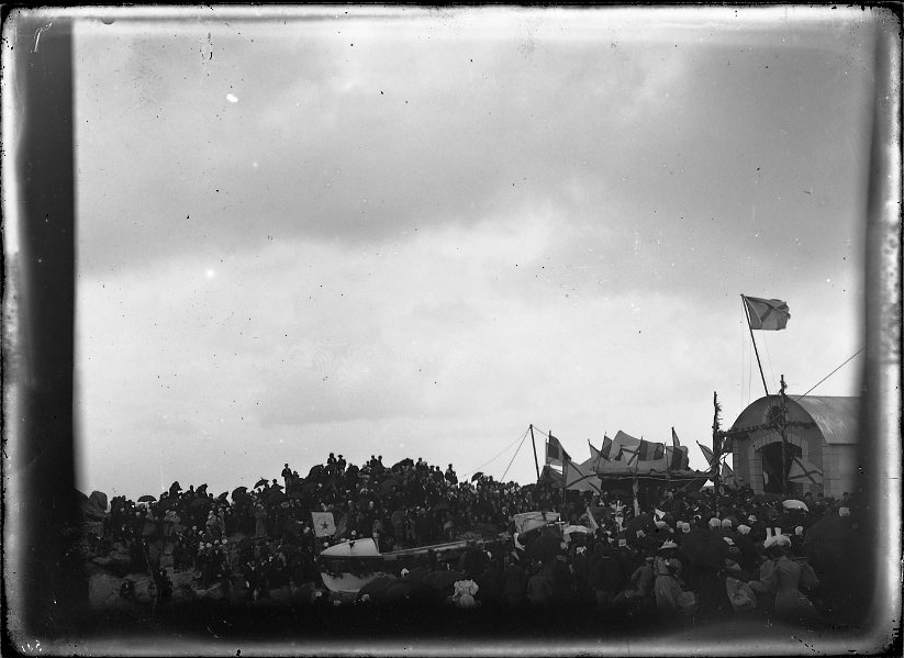 Foule au lancement d'un bateau_0