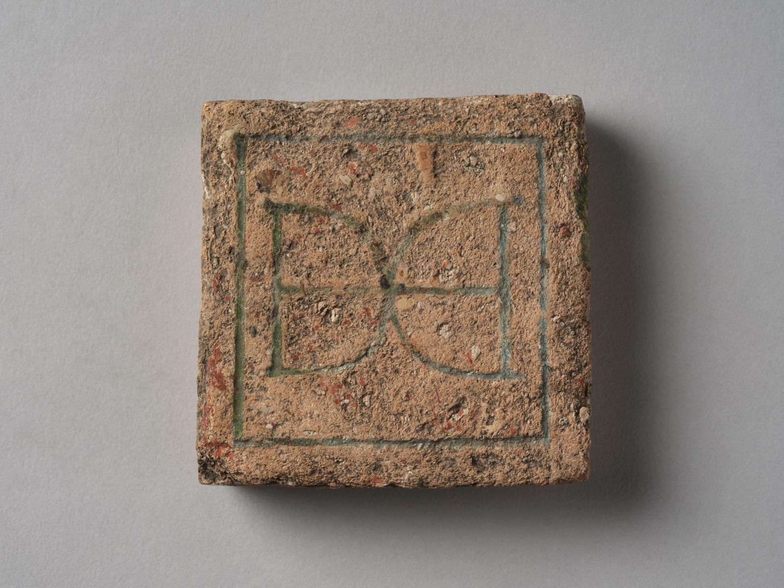 Pavé provenant du château d’Anet orné des D entrelacés_0