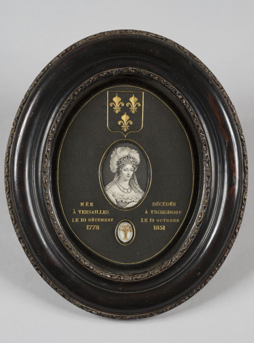 Médaillon ovale avec portrait en camaïeu de la duchesse d'Angoulême (1778-1851) et mèche de cheveux tressés_0