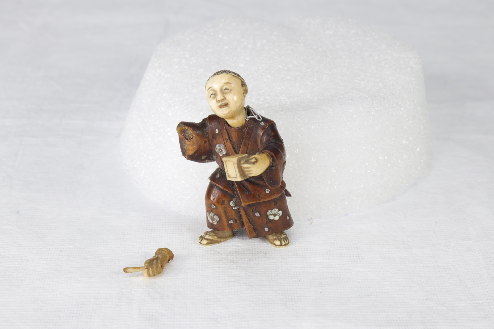 Homme en kimono tenant une boîte, Masayuki, 19e siècle, 20e siècle