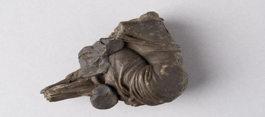 Torse de femme accroupie (esquisse probable de la mère de Moïse déposant son enfant dans le Nil) située en haut de l'anse de l'Aiguière des mères israélites., Henry de Triqueti, 1835