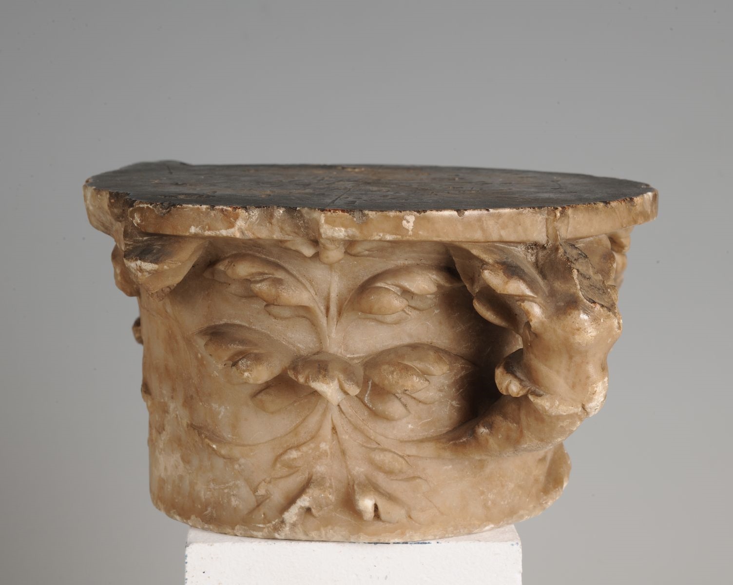 Corbeille d'un chapiteau et tailloir supérieur du tombeau de Saint Remi (titre attribué)_2