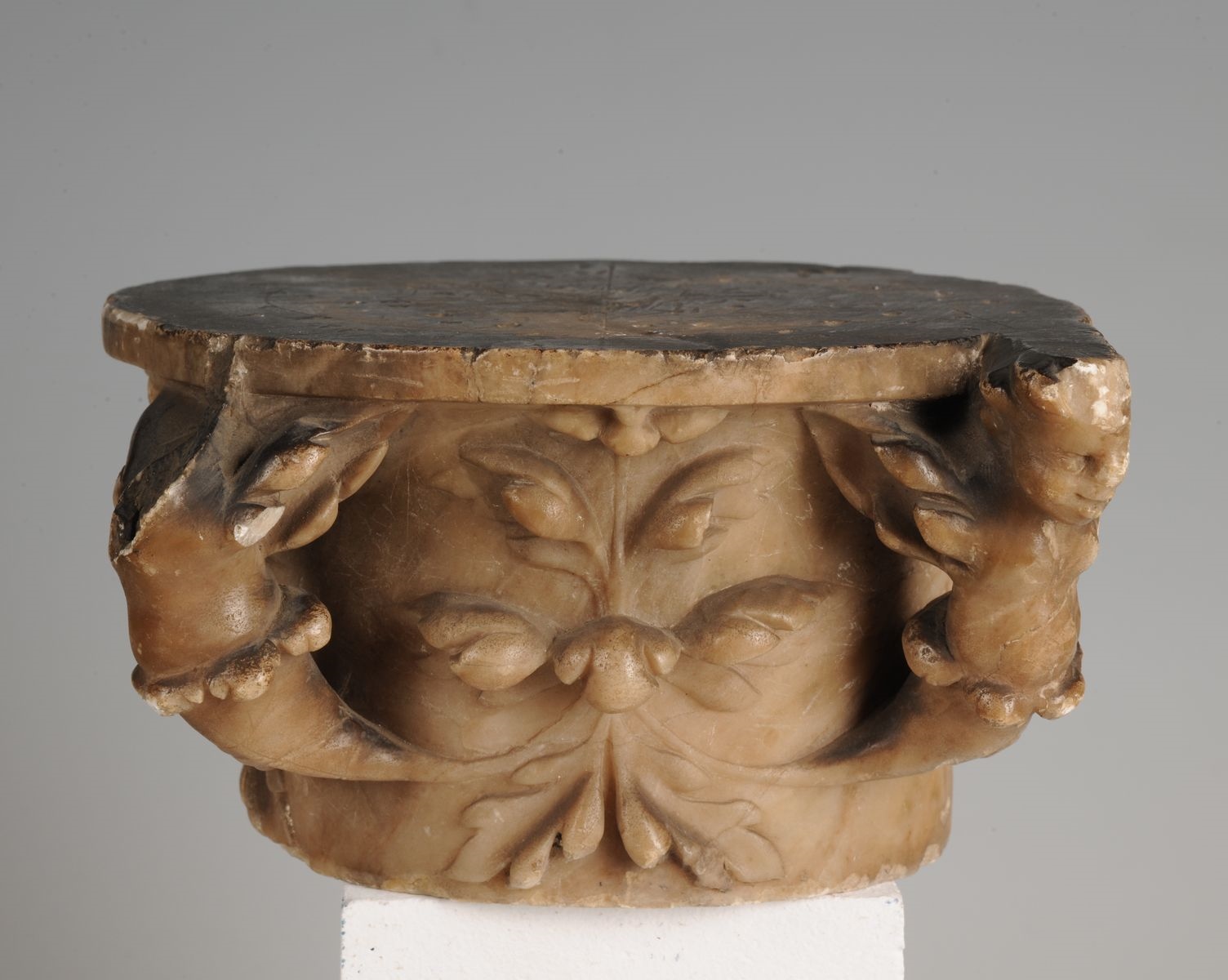 Corbeille d'un chapiteau et tailloir supérieur du tombeau de Saint Remi (titre attribué)_0