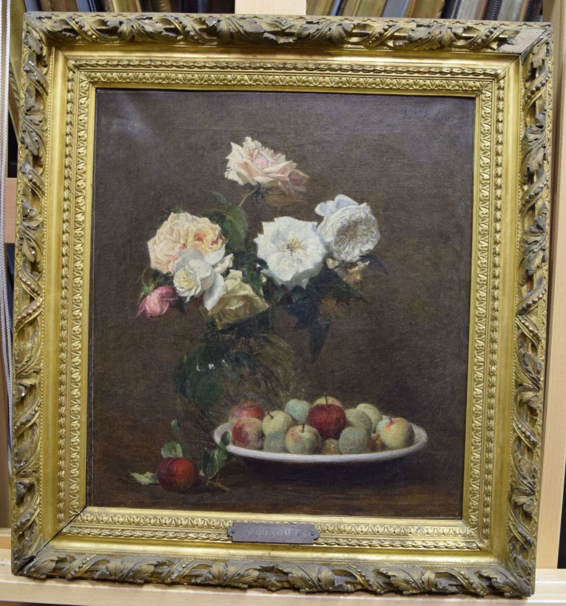 Vase de fleurs et prunes sur une assiette, Victoria Dubourg, 1869 avant