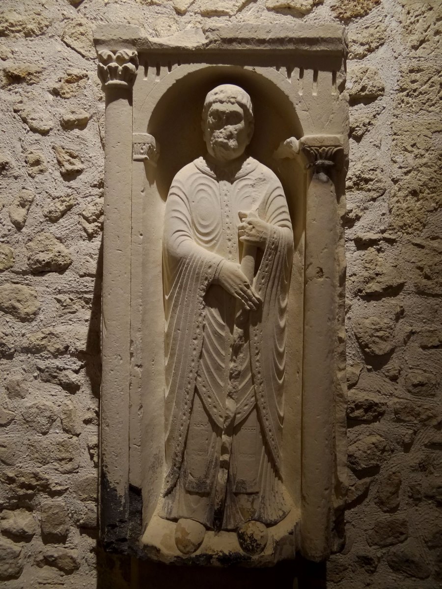 Fragment du tombeau d'Odon (titre attribué) ; Monument funéraire d'un abbé (titre inscrit à l'inventaire)_0