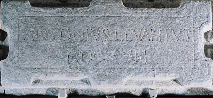 Portail sculpté de la maison d'Antonio Levanto_1