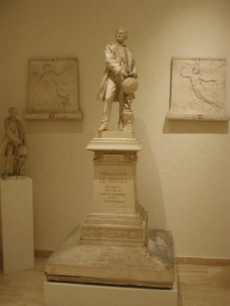 Monument à Le Verrier_0
