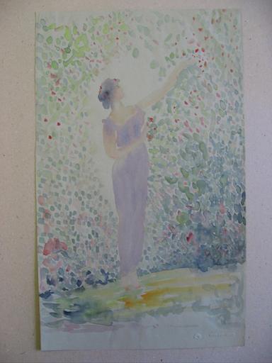 Jeune femme debout, en tunique mauve, parmi des buissons fleuris_0