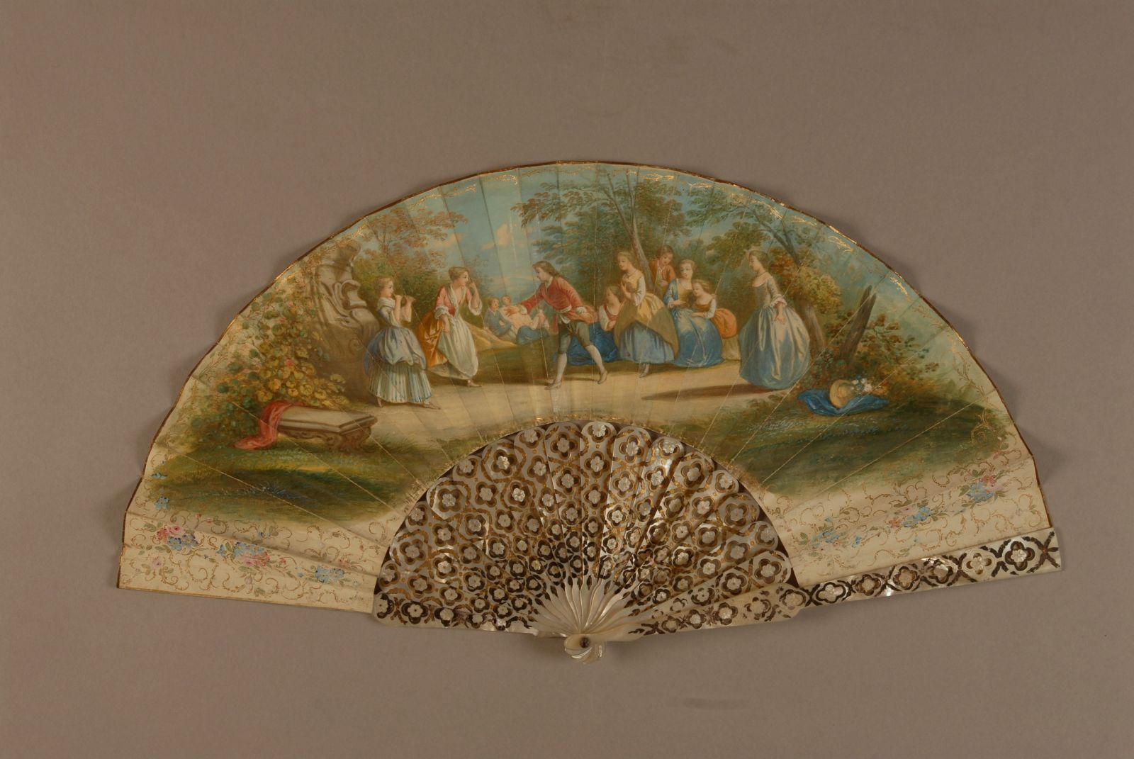 Éventail avec scène de jeux champêtres_0