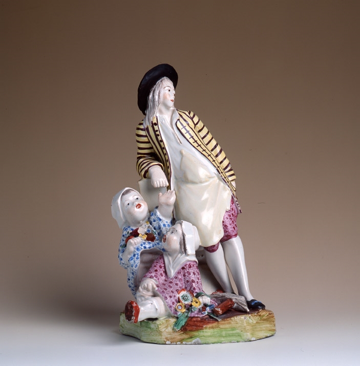 Groupe : Figurine masculine et deux fillettes_0