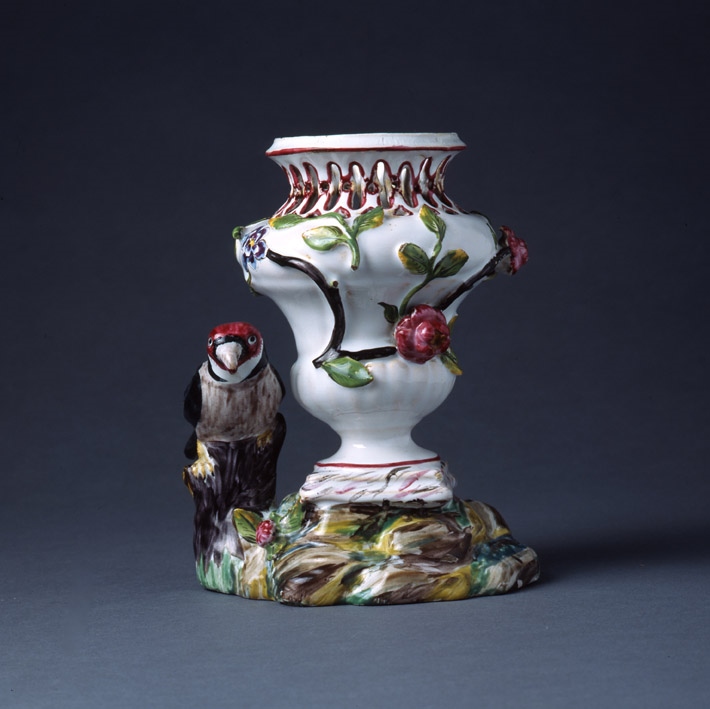 Vase pot-pourri sur un tertre avec un oiseau (Titre forgé)_0