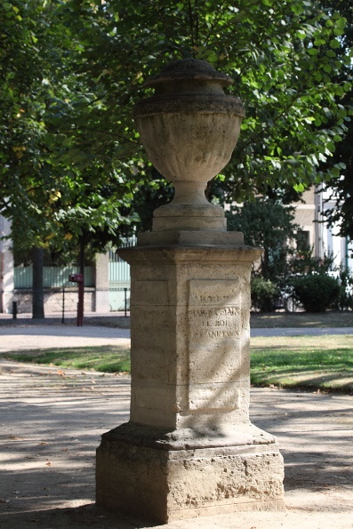 Urne. Monument funéraire du chat de la Duchesse du Maine_0