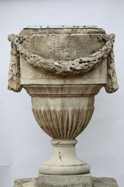 Vase de pierre à guirlande de feuilles de laurier et petits fruits (Inventaire) ; Vase de pierre à guirlande de feuilles de chêne (Titre forgé)_0