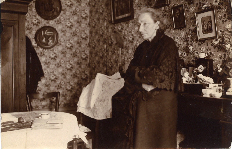 Louise Michel dans son appartement de Levallois-Perret, Dornac, 1904 /06 /20