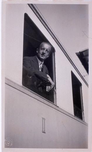Paul Eluard à la fenêtre d'un train_0