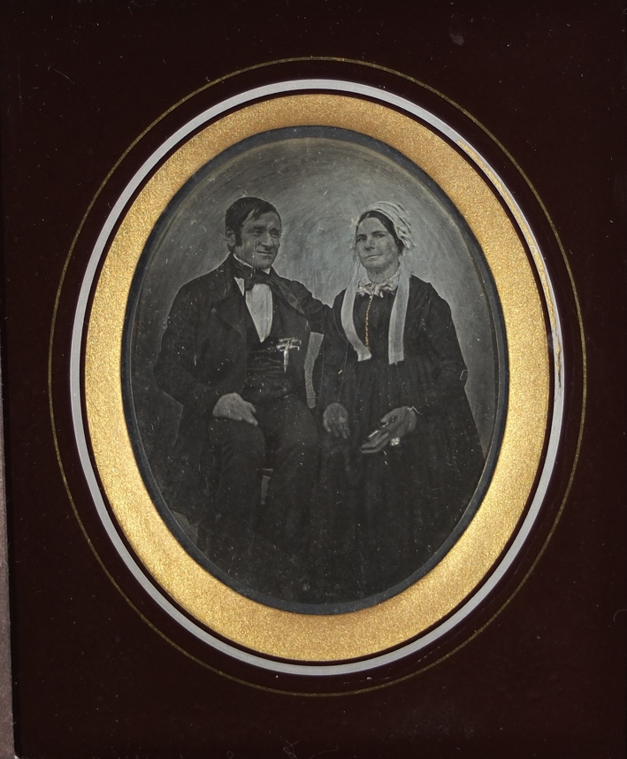 Couple assis, femme tenant un livre